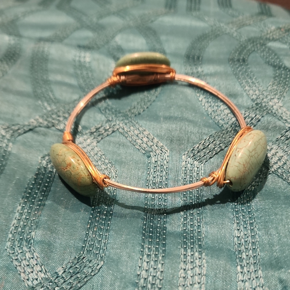 Elegant Green and Gold Women's Bracelet